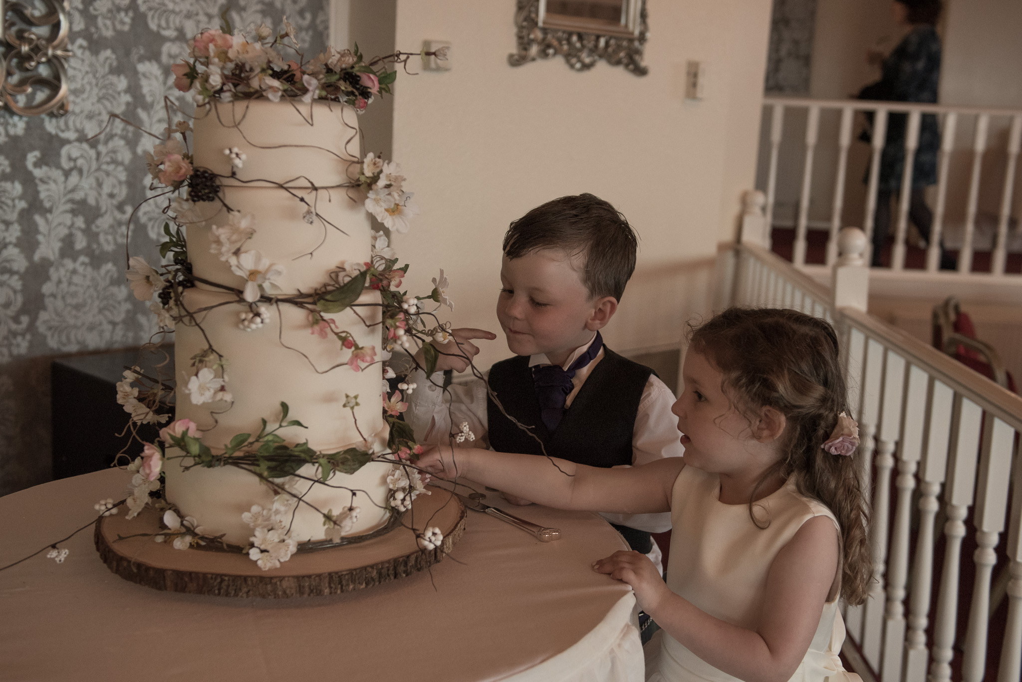 natural wedding photographer falkirk scotland